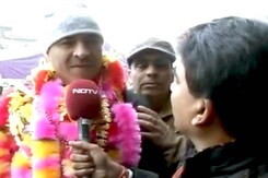 उमर को हराने वाले अशरफ मीर ने कहा, यह लोगों की जीत उमर को हराने वाले अशरफ मीर ने कहा, यह लोगों की जीत