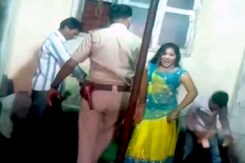 कैमरे में कैद : अश्लील डांस में पुलिसवाले ने लुटाए पैसे, लगाए ठुमके कैमरे में कैद : अश्लील डांस में पुलिसवाले ने लुटाए पैसे, लगाए ठुमके