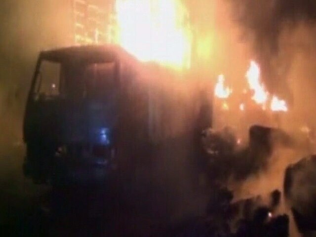 Video : मुंबई : टिंबर गोदाम में आग लगी, आठ की मौत