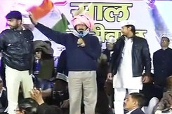 केजरीवाल पर रैली के दौरान युवक ने पत्थर फेंका केजरीवाल पर रैली के दौरान युवक ने पत्थर फेंका