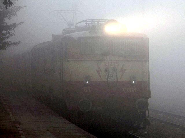 दिल्ली-एनसीआर में घना कोहरा, हवाई, रेल यातायात पर बुरा असर