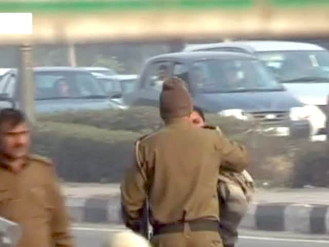 Videos : नशे में धुत पुलिसवाले ने मासूम को कार से कुचला