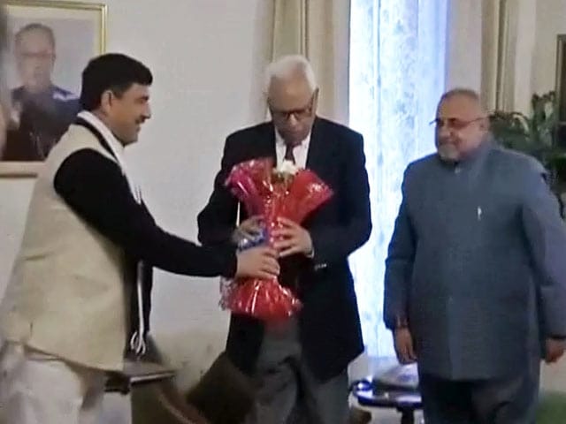 Videos : जम्मू-कश्मीर में सरकार : राज्यपाल से मिले बीजेपी के नेता