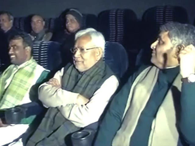 Videos : नीतीश कुमार ने देखी 'पीके', बोले, सभी देखें यह फिल्म