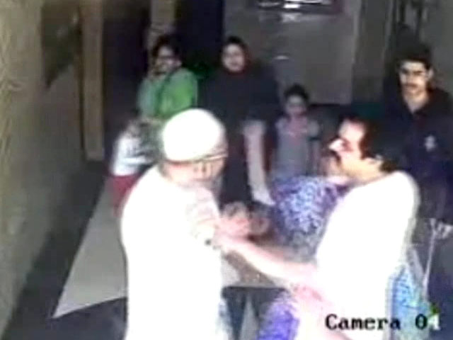 कैमरे में कैद : मुंबई की एक हाउसिंग सोसायटी में बुजुर्ग की पिटाई