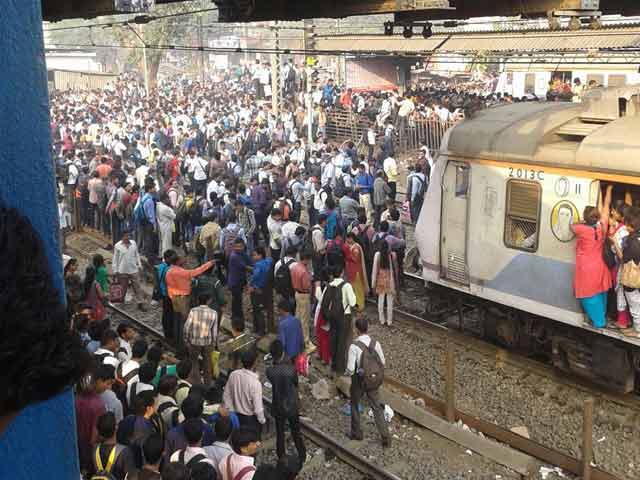 Video : मुंबई सेंट्रल की रेलवे सेवा प्रभावित, यात्रियों ने किया हंगामा