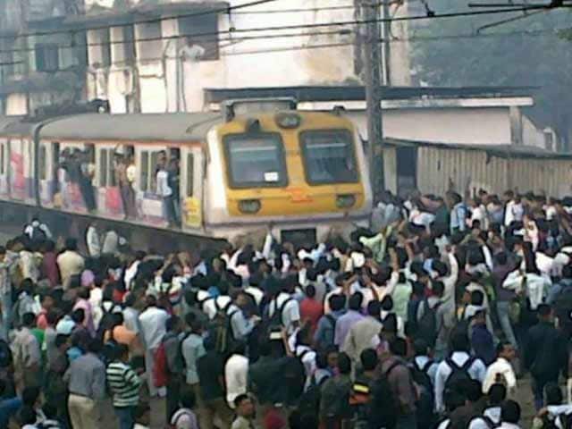 Video : Violent Protests as Trains Run Late on Mumbai's Central Line