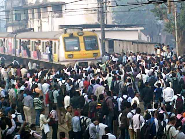 Videos : इंडिया 7 बजे : मुंबई में लोकल रुकी तो मचा हंगामा