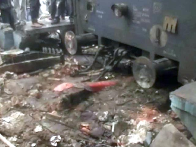 ग्वालियर : मंदिर में जा घुसी एक्सप्रेस ट्रेन