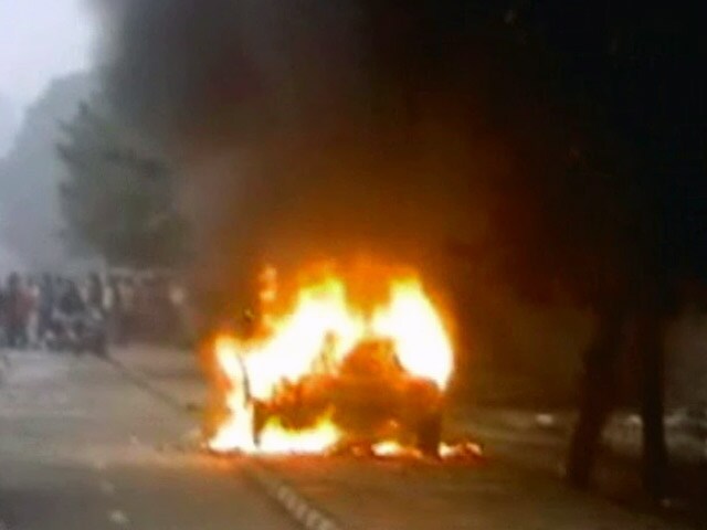Videos : बीजेपी और आप पार्टी के कार्यकर्ता भिड़े, जीप में लगाई आग