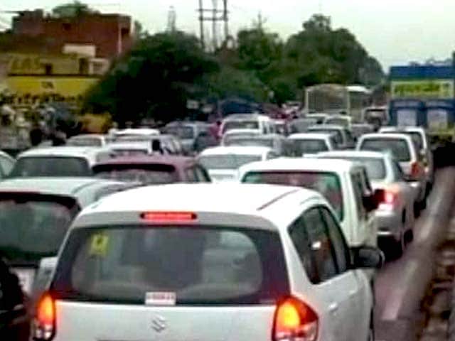 Videos : एनएच-24 का कुछ हिस्सा धंसा, दिल्ली से गाजियाबाद का रास्ता बंद