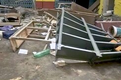 बेंगलुरु : बच्ची से बदसलूकी पर अभिभावकों का हंगामा, पुलिस ने किया लाठीचार्ज बेंगलुरु : बच्ची से बदसलूकी पर अभिभावकों का हंगामा, पुलिस ने किया लाठीचार्ज