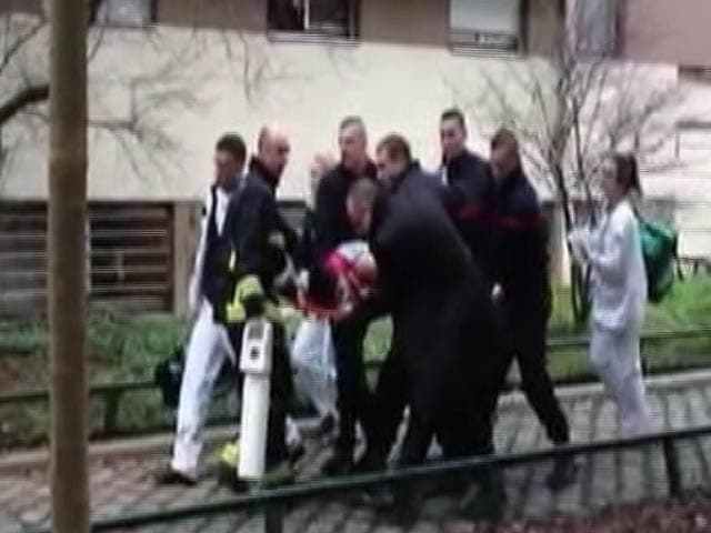 Videos : पेरिस हमला : तीन में से एक संदिग्ध ने किया सरेंडर