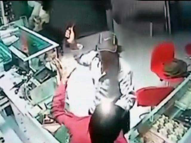 सीसीटीवी में कैद : लुटेरों पर भारी पड़ी जनता