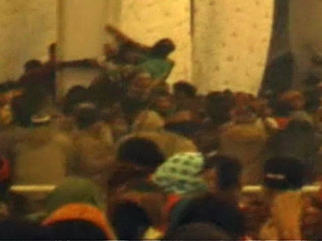 Videos : सैफई महोत्सव के आखिरी दिन हंगामा, भीड़ पर लाठीचार्ज