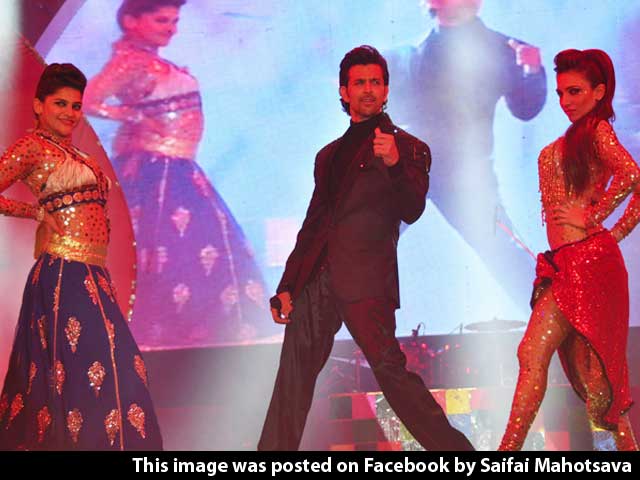 Video : Hrithik Dances with Chief Minister Akhilesh, Wife Dimple as Audience