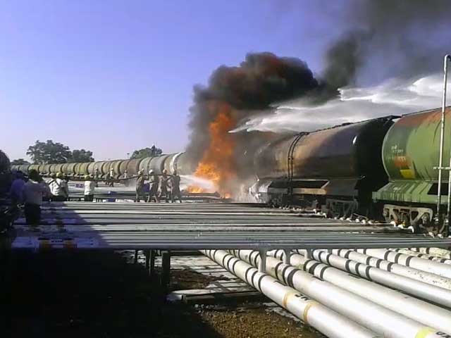 कर्नाटक : रेल ईंधन टैंकर में लगी आग