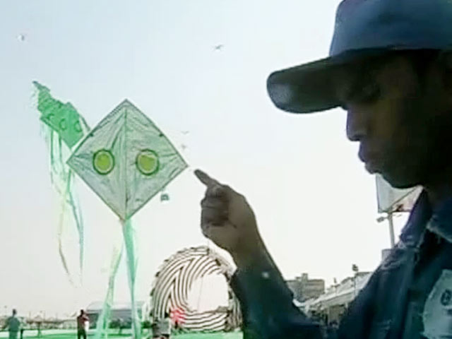 अहमदाबाद : आसमान में पतंगों का मेला