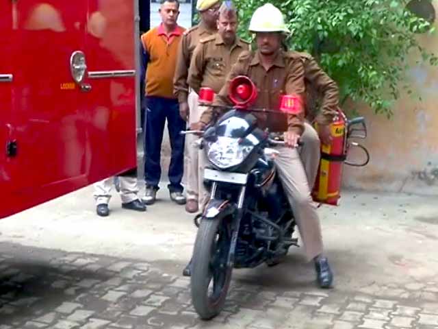 Videos : मोटरसाइकिल पर आग बुझाने निकले दमकल कर्मी