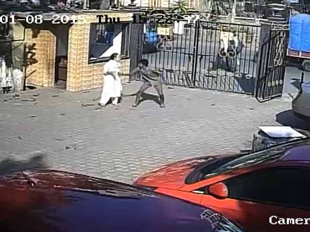 Video : CCTV Shows Man Snatching Chain, Being Thrashed When Caught