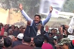 नोट उड़ाने वाला आप कार्यकर्ता निलंबित नोट उड़ाने वाला आप कार्यकर्ता निलंबित