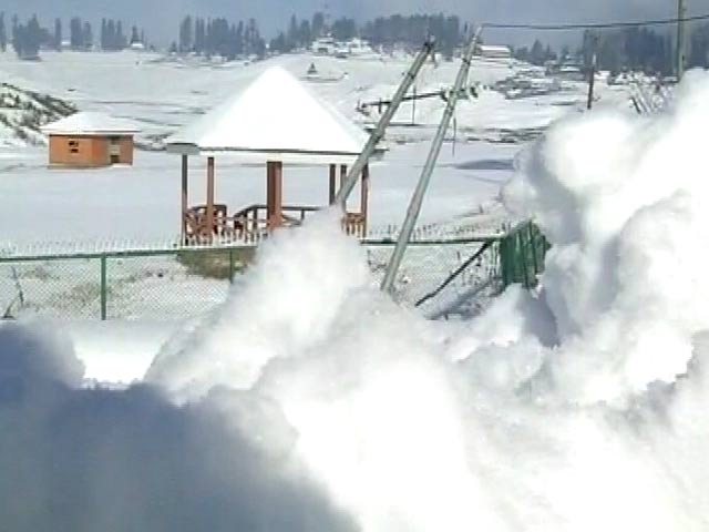 Videos : शिमला और गुलमर्ग में बर्फबारी, सैलानी खुश