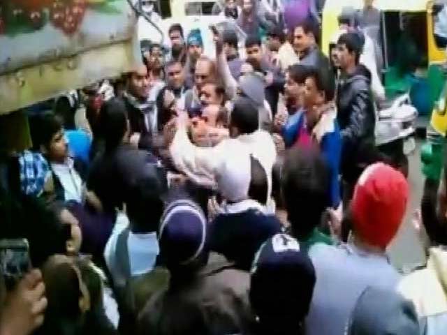 दिल्ली : बीजेपी पार्षद की गुंडागर्दी, जूनियर इंजीनियर को मारा चांटा