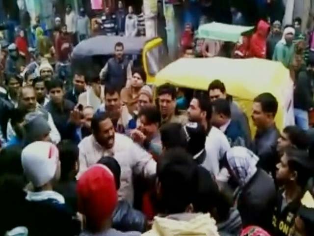 Video : BJP Councillor in Delhi Slaps Official who Tried to Stop Illegal Construction