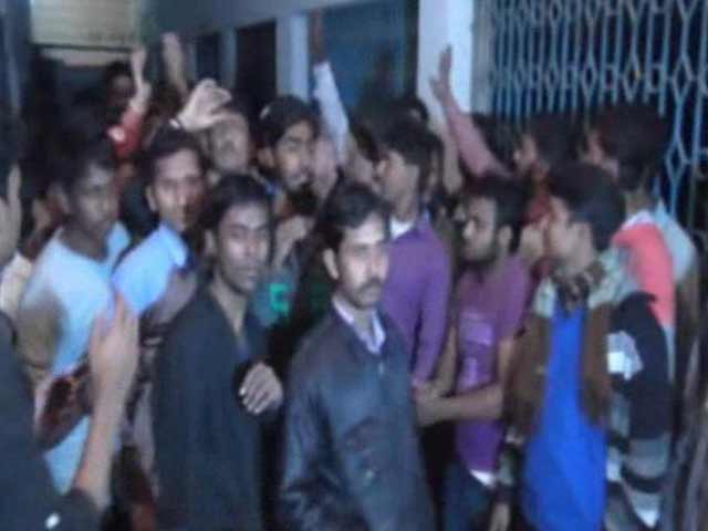 Video : Trinamool Student Activists Lock up Teacher, Police for Hours in College