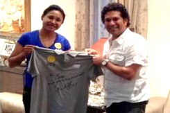 Sachin Tendulkar Meets Sarita Devi, Presents Autographed T-Shirt Sachin Tendulkar Meets Sarita Devi, Presents Autographed T-Shirt