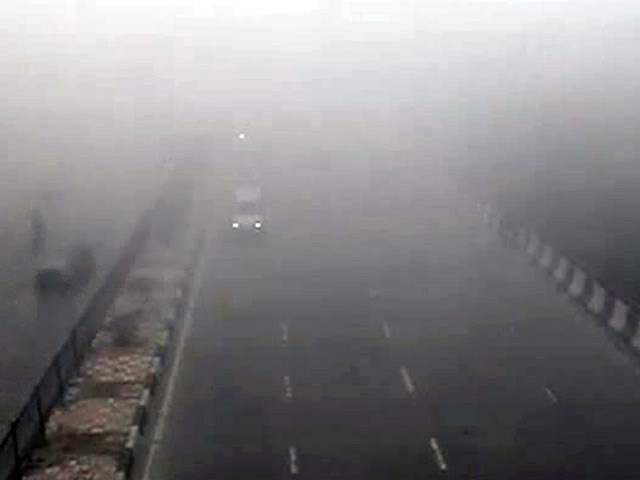 दिल्ली में कोहरा, यातायात प्रभावित