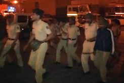 Nearly 600 Truck Drivers Clash With Cops Near Navi Mumbai, Police Vehicle Torched Nearly 600 Truck Drivers Clash With Cops Near Navi Mumbai, Police Vehicle Torched