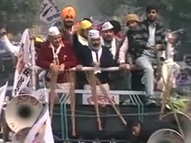 रोड शो में फंसे रह गए केजरीवाल, नहीं भर पाए पर्चा