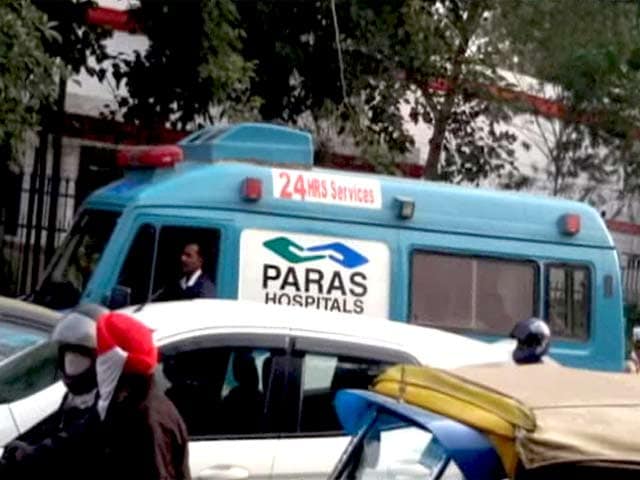 Videos : केजरीवाल के रोड शो की वजह से फंसी एंबुलेंस