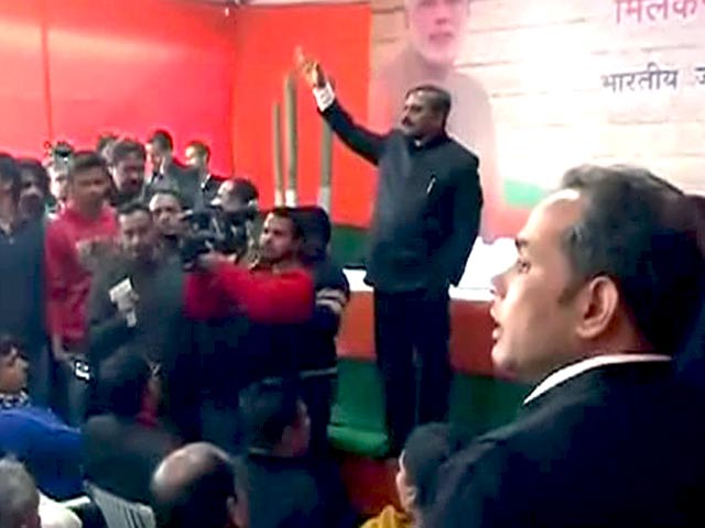 दिल्ली : टिकट बंदवारे के बाद बीजेपी कार्यालय में हंगामा