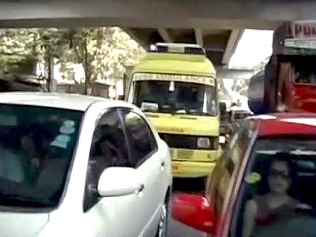 Videos : मुंबई की ट्रैफिक में फंसती एंबुलेंस
