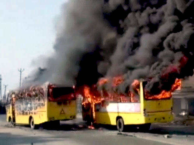 Video : रांची : बच्चे की मौत से गुस्साई भीड़ ने स्कूल बसों में लगाई आग
