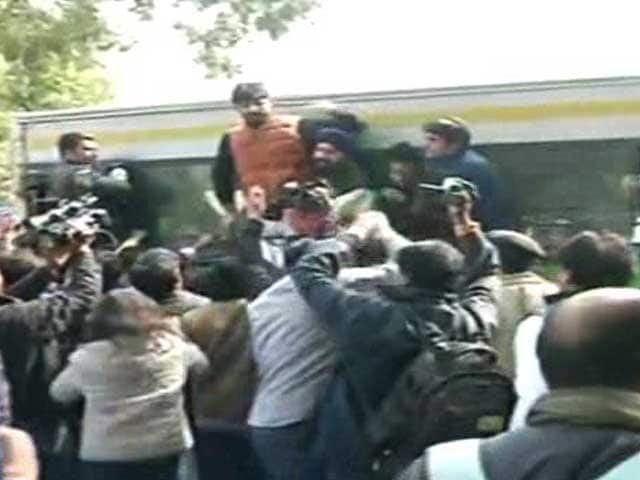 Videos : रविशंकर प्रसाद के घर के बाहर यूथ कांग्रेस का प्रदर्शन