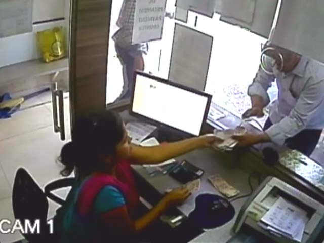 कैमरे में कैद : तीन मिनट में तीस हजार रुपये ले उड़े ठग