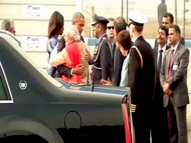 Videos : पीएम मोदी ने एयरपोर्ट पर गले मिलकर किया ओबामा का स्वागत