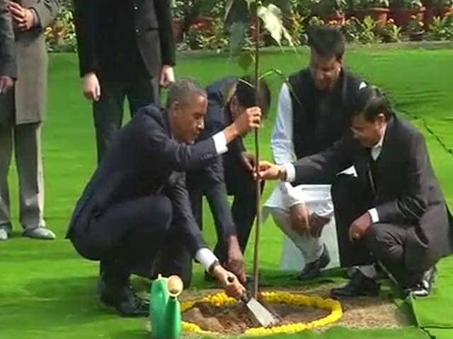 Video : ओबामा ने राजघाट पर लगाया पीपल का पौधा