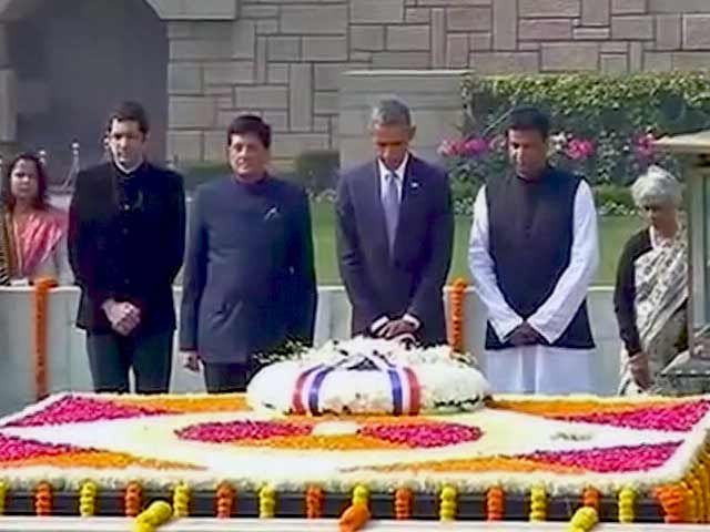 ओबामा ने राजघाट पर बापू को दी श्रद्धांजलि