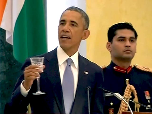 Videos : डिनर में हल्के-फुल्के अंदाज में नजर आए बराक ओबामा