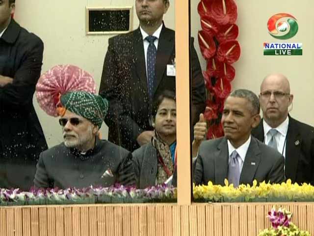 Video : Barack Obama's Thumbs Up for Daredevil Stunt Riders at Republic Day Parade