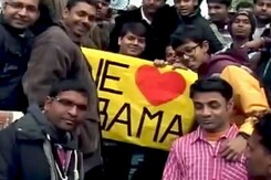 ओबामा के लिए खास बैनर लेकर राजपथ पर पहुंचे लोग ओबामा के लिए खास बैनर लेकर राजपथ पर पहुंचे लोग