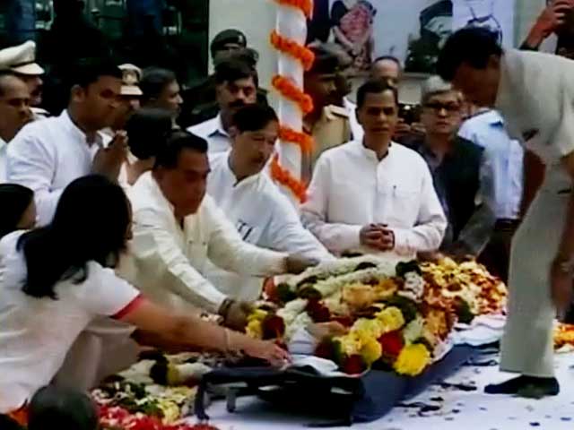 राजकीय सम्मान के साथ आर के लक्ष्मण की विदाई