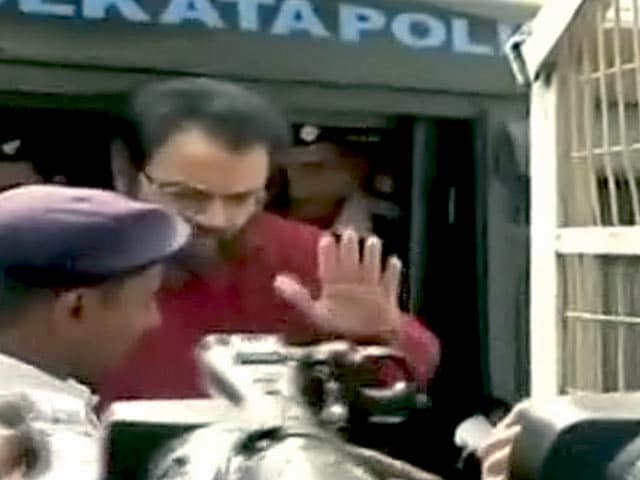 Videos : जेल के बाहर पूर्व टीएमसी सांसद कुणाल घोष का ड्रामा