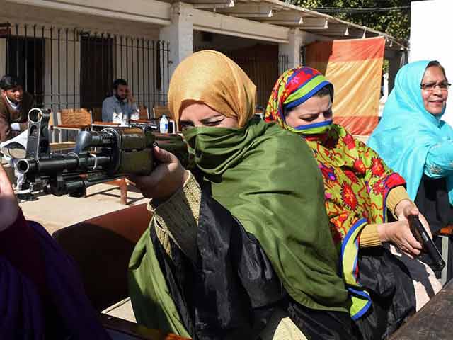 पाकिस्तान : शिक्षकों को बंदूक चलाने की ट्रेनिंग
