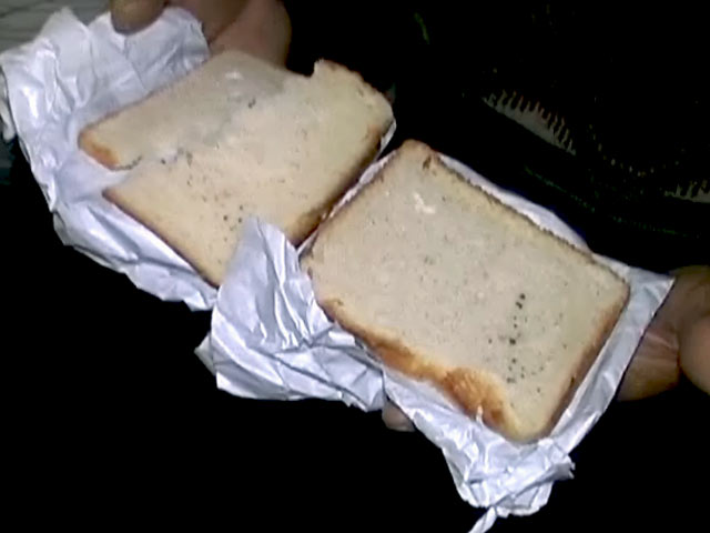 हावड़ा राजधानी में फफूंद लगा खाना