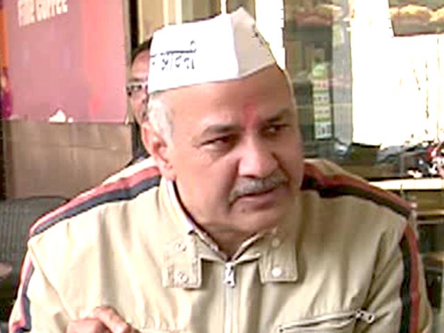 किरण बेदी की प्रतिबद्धता पर शक है : मनीष सिसोदिया